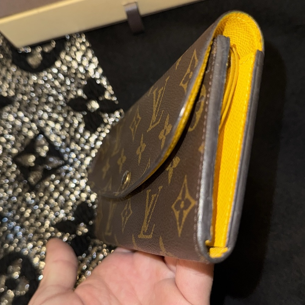 Women’s or Men’s Louis Vuitton Monogram Wallet with Yellow Guts inside Pristine - Picture 12 of 17